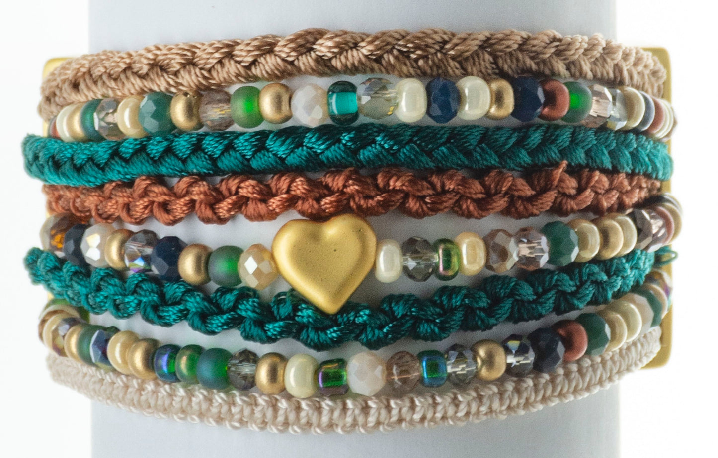 Brazalete Ajustable con Corazon de Metal, Cahquiras, Cristales e Hilos Tejidos a Mano.