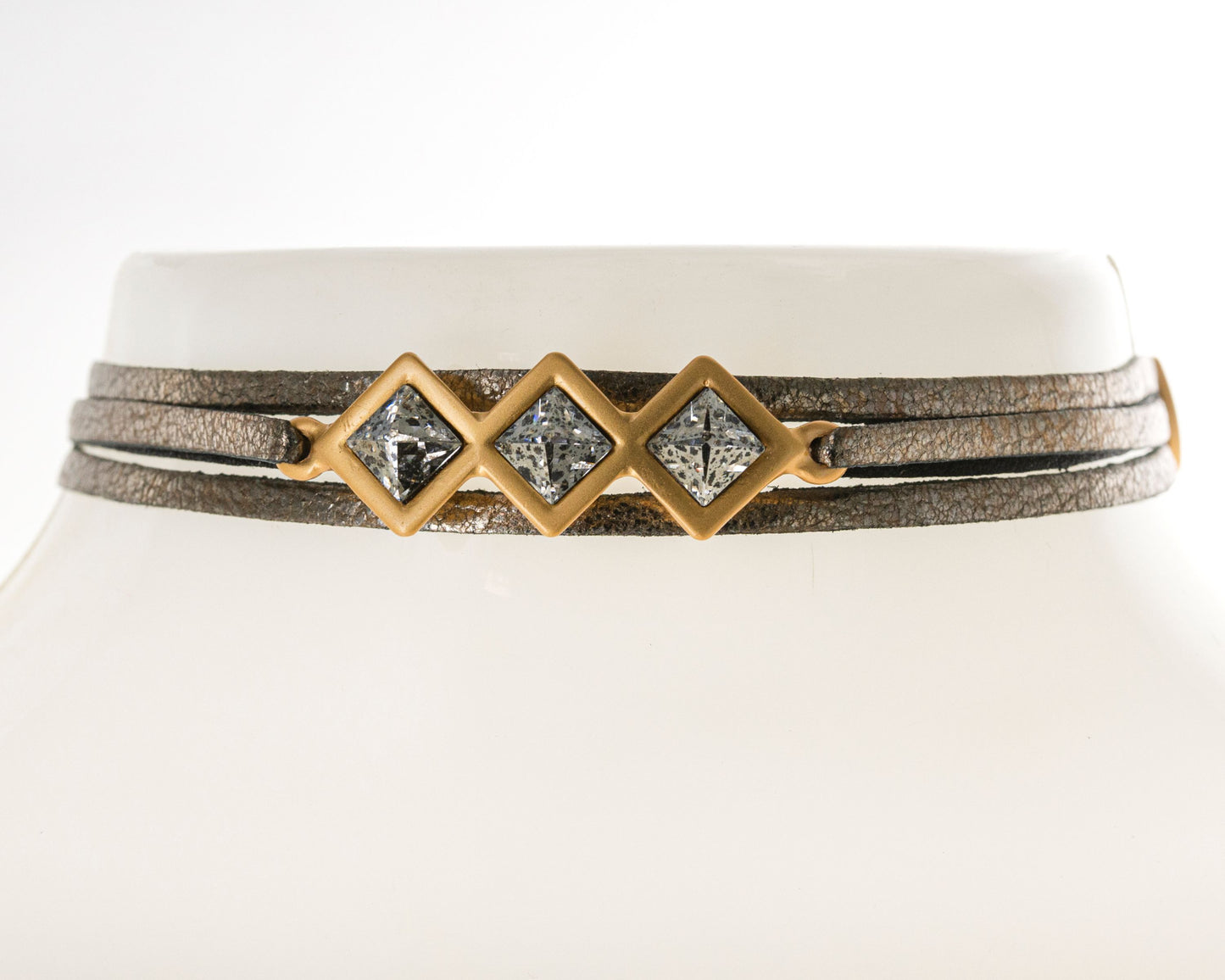 Choker de Piel Ajustable con Incrustación de Cristal Austriaco en Metal