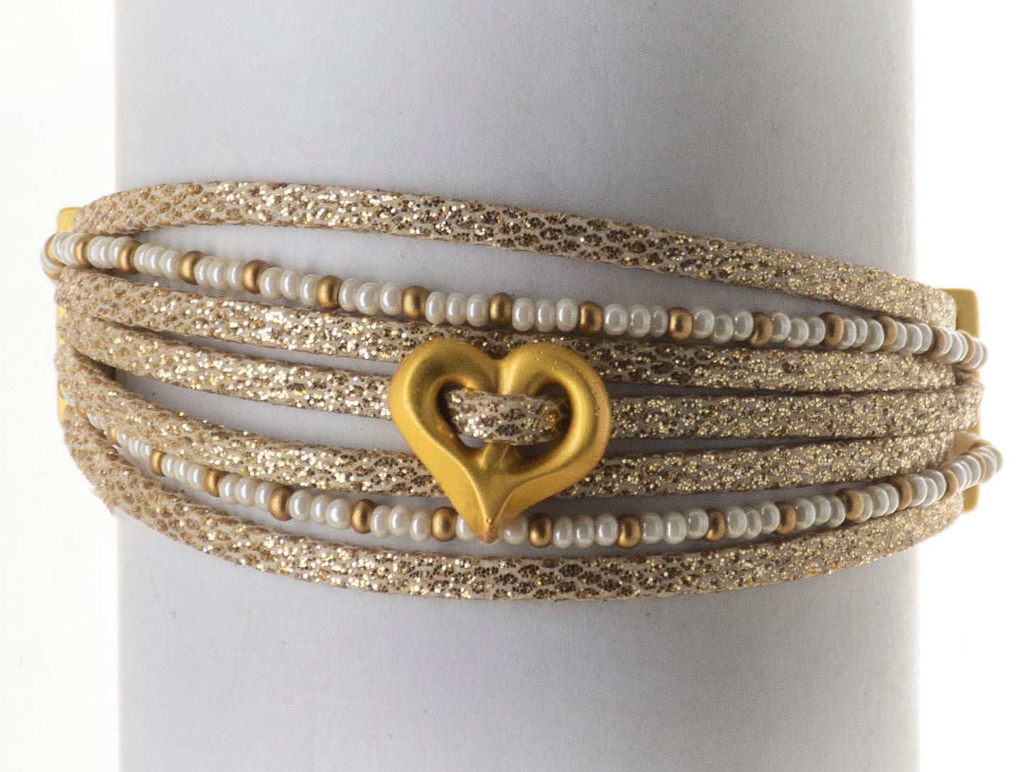 Brazalete Ajustable de Siete Hilos Dorados con Chaquiras y Corazón de Metal.