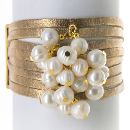 Brazalete Ajustable de Piel Adornado con Perlas de Río y Detalles Metálicos