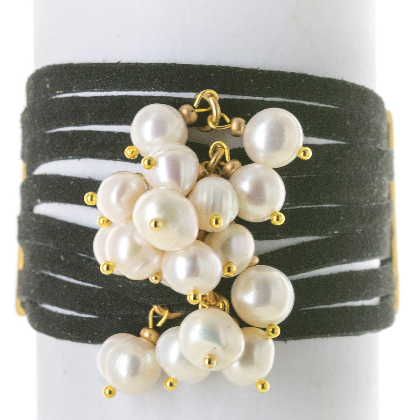 Brazalete Ajustable de Piel Adornado con Perlas de Río y Detalles Metálicos