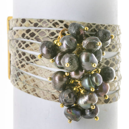 Brazalete Ajustable de Piel Adornado con Perlas de Río y Detalles Metálicos